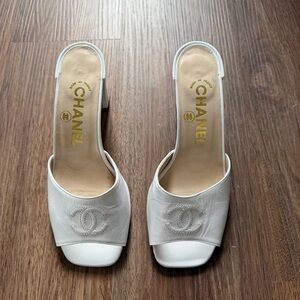 Authentic vintage 90’d CHANEL White Leather Open-Toe Mules with CC Logo